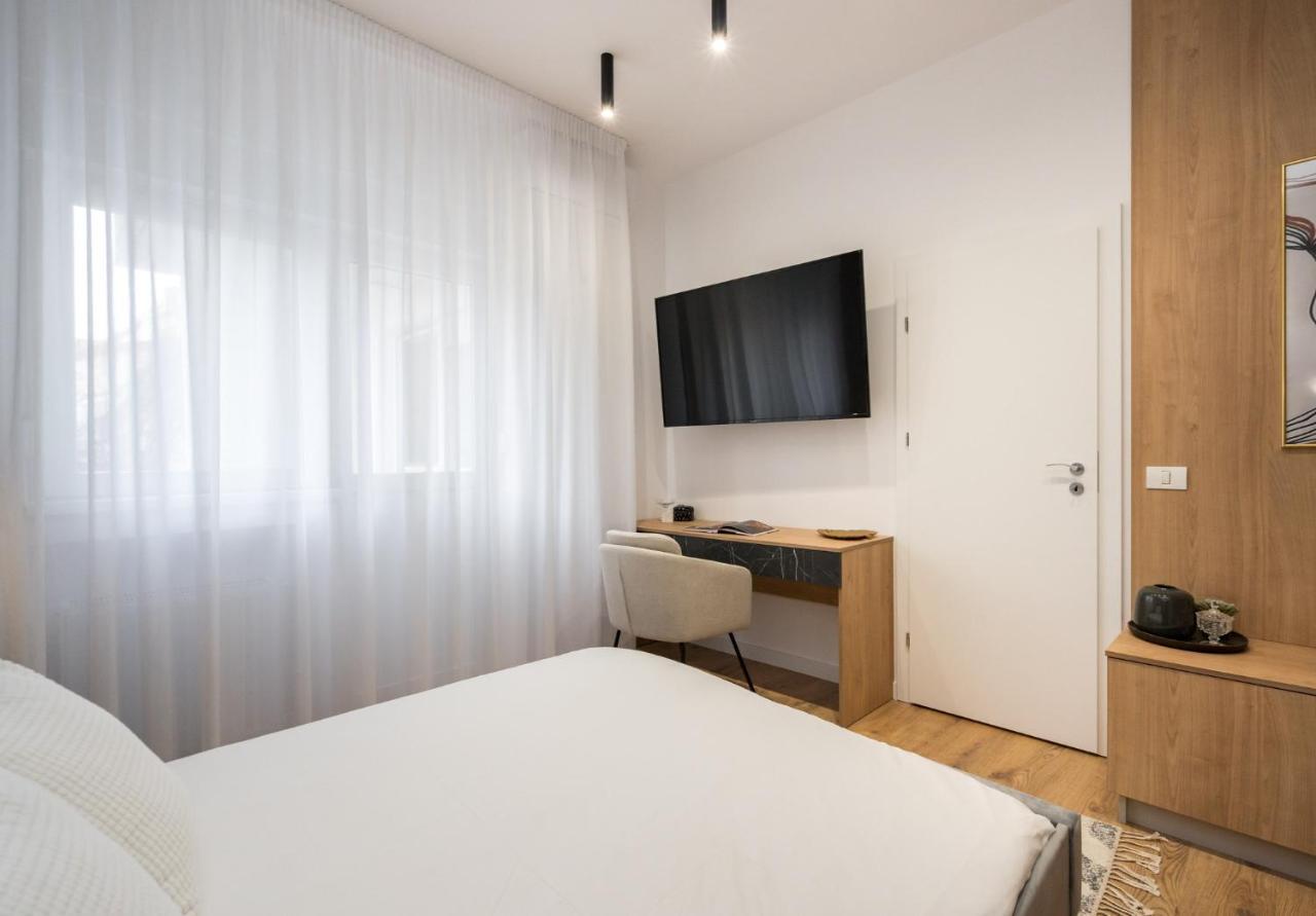 Crystal 3Bdr Apartment In Center Bucharest Exterior photo